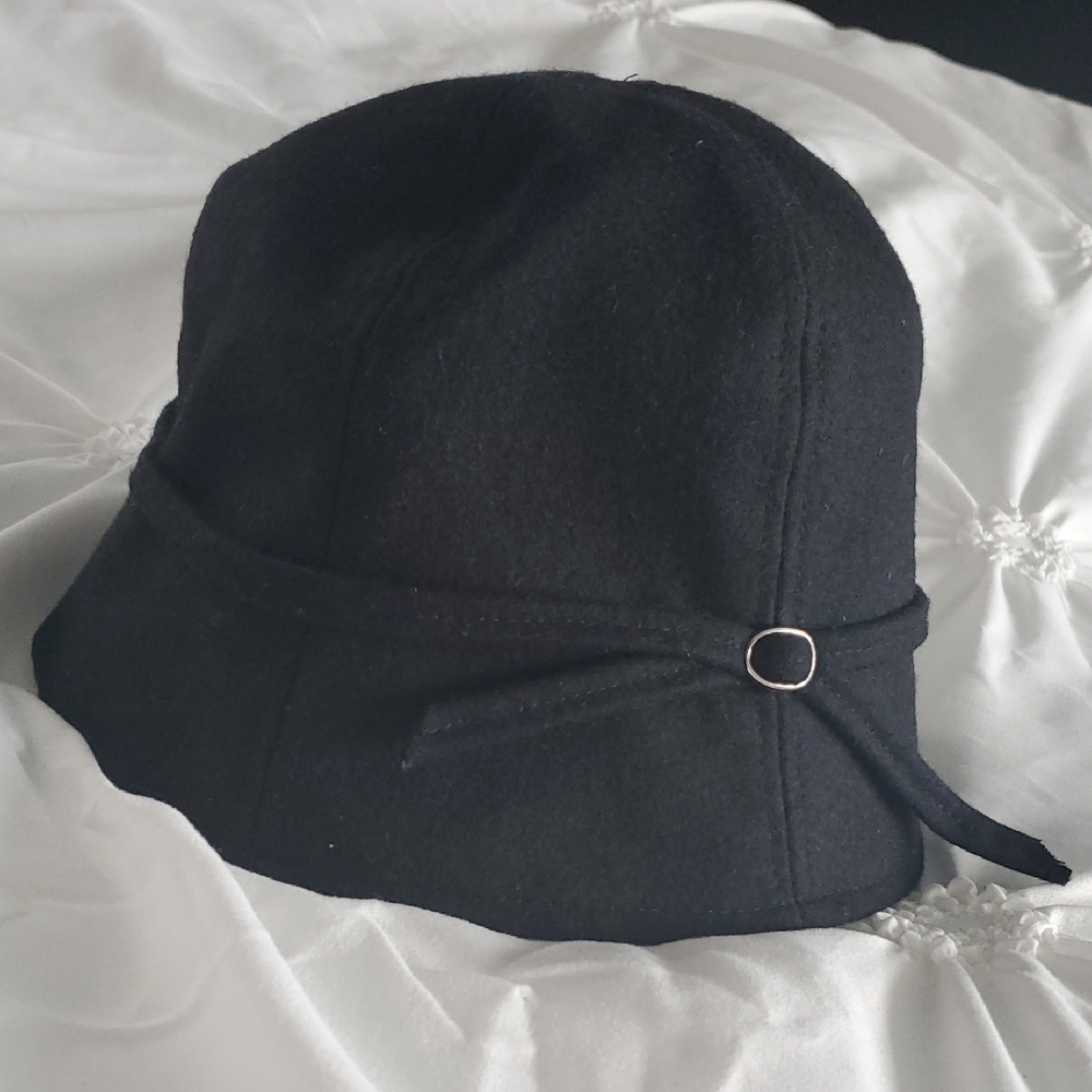 Sleek Black Women's Bucket Hat S/M